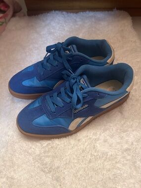 Reebok Blue & Cream Retro Low-Top Sneakers
